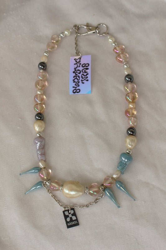 BIG PEARL WITH BLACK SEEDS NECKLACE